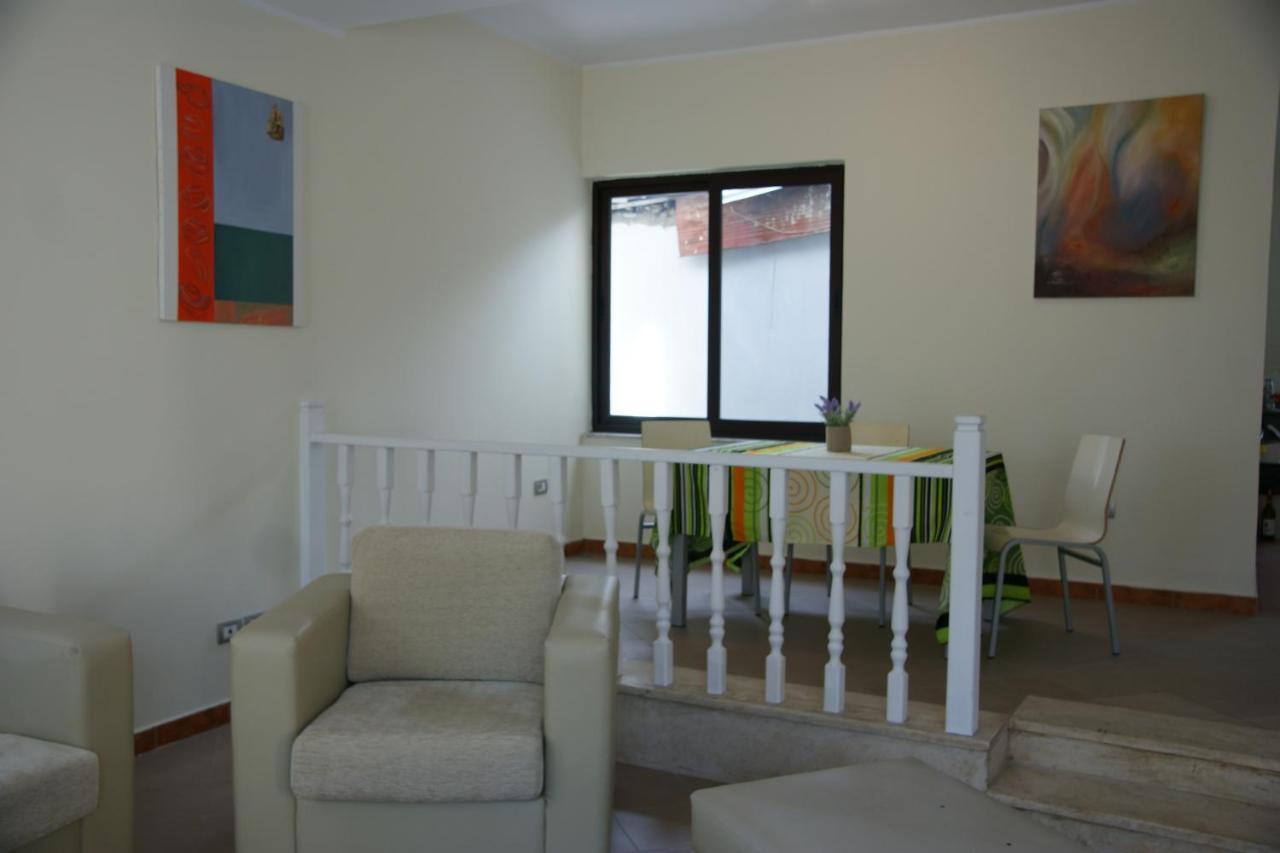 The Golden Rooster Hostel Tiranë Ngoại thất bức ảnh