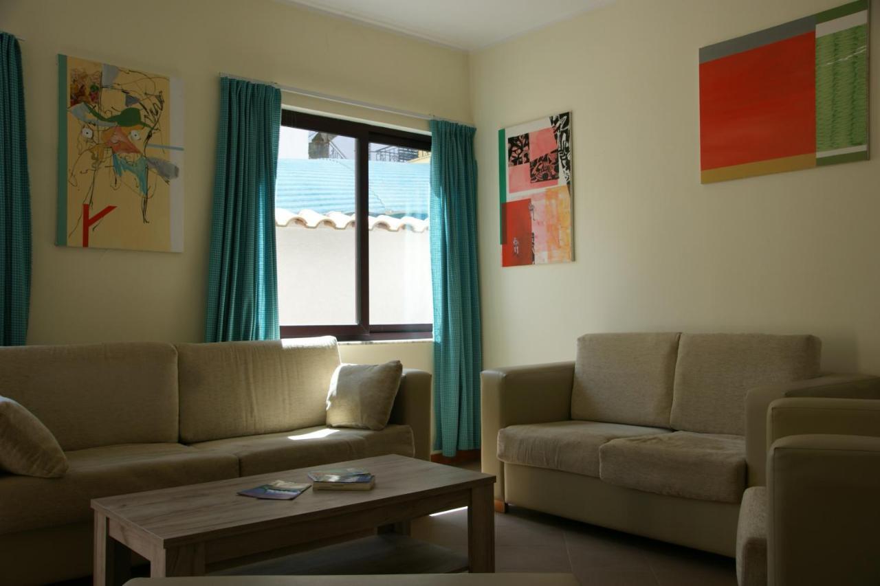 The Golden Rooster Hostel Tiranë Ngoại thất bức ảnh