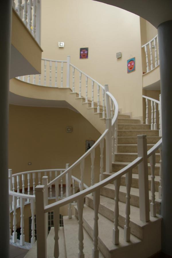 The Golden Rooster Hostel Tiranë Ngoại thất bức ảnh