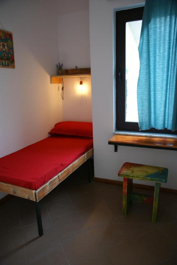 The Golden Rooster Hostel Tiranë Ngoại thất bức ảnh