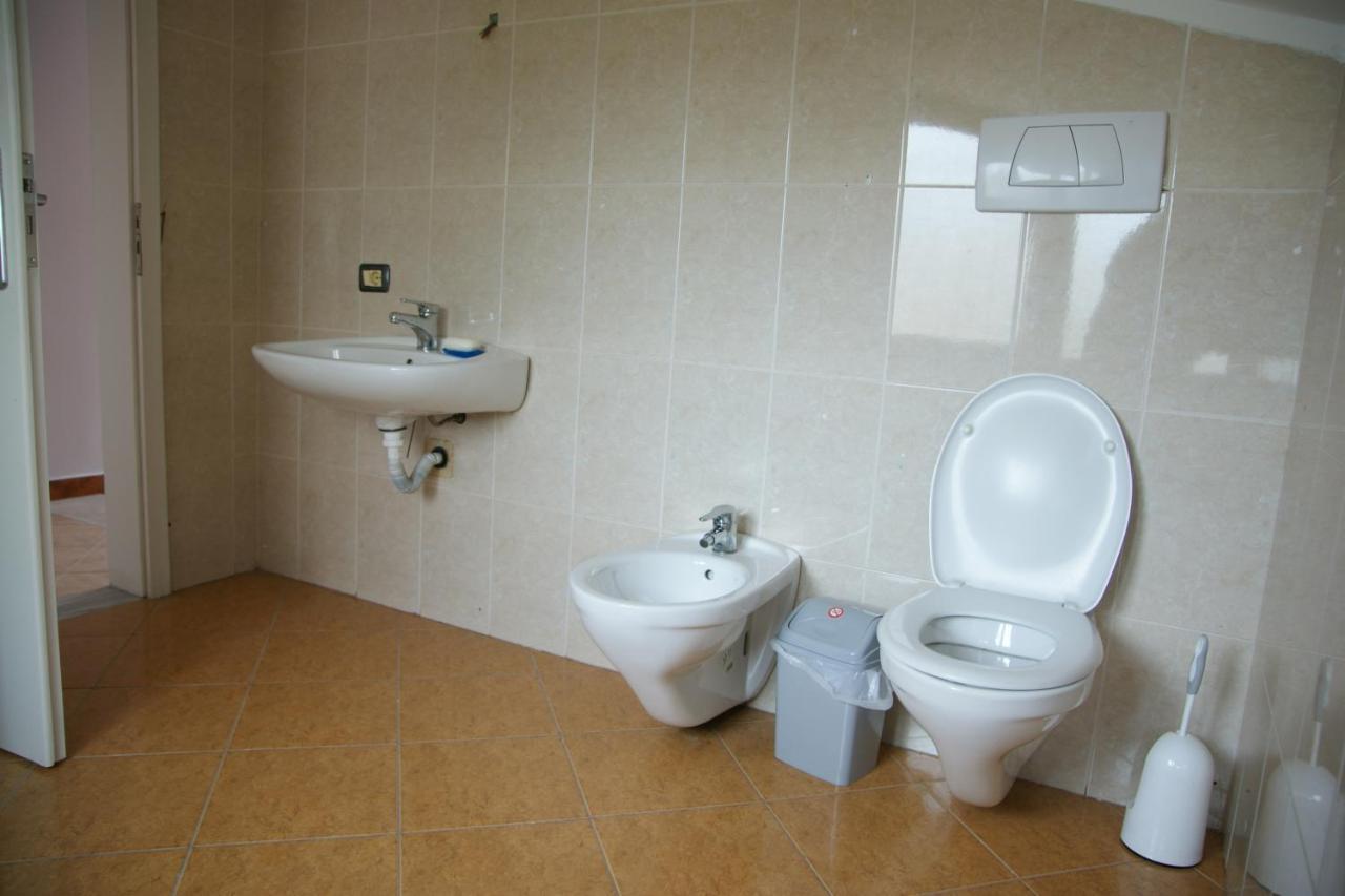 The Golden Rooster Hostel Tiranë Ngoại thất bức ảnh