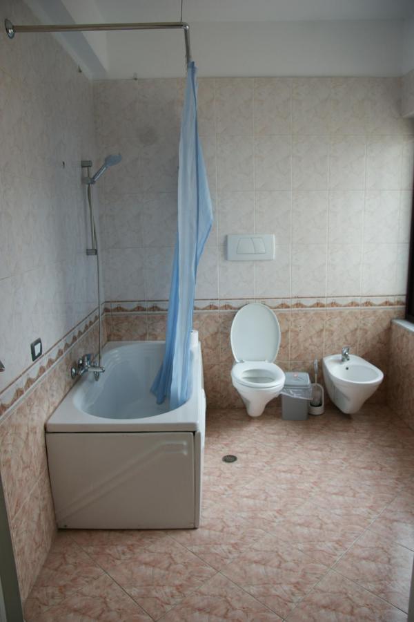 The Golden Rooster Hostel Tiranë Ngoại thất bức ảnh