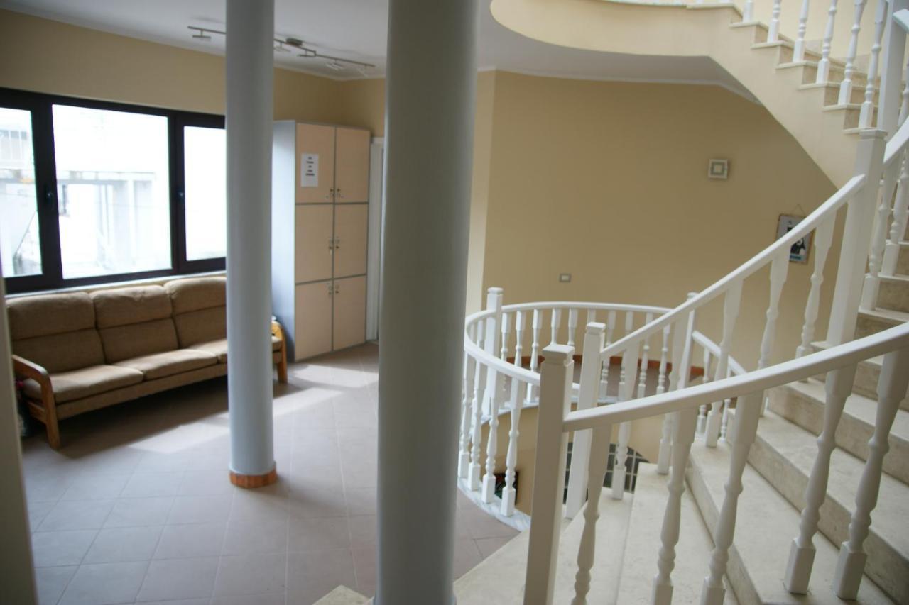The Golden Rooster Hostel Tiranë Ngoại thất bức ảnh