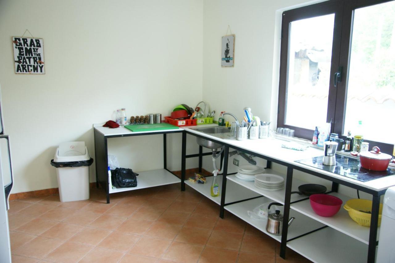 The Golden Rooster Hostel Tiranë Ngoại thất bức ảnh
