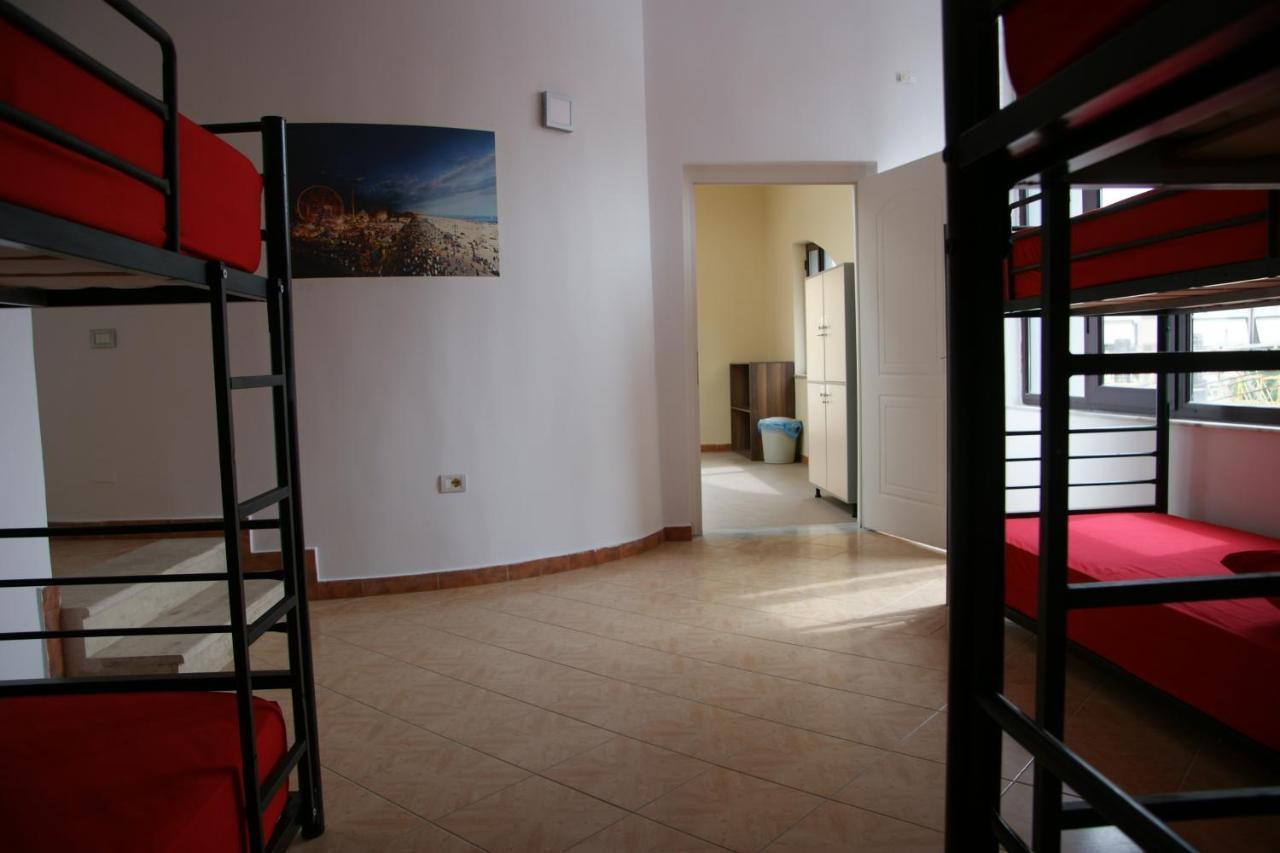 The Golden Rooster Hostel Tiranë Ngoại thất bức ảnh