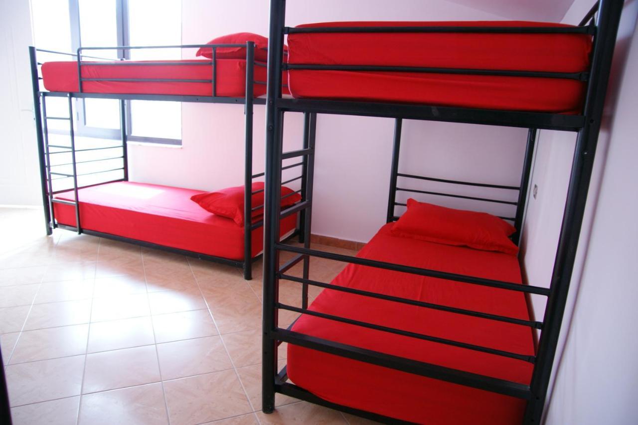 The Golden Rooster Hostel Tiranë Ngoại thất bức ảnh