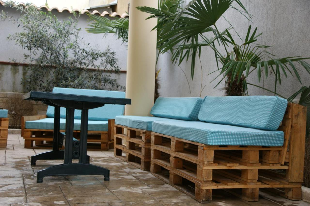 The Golden Rooster Hostel Tiranë Ngoại thất bức ảnh
