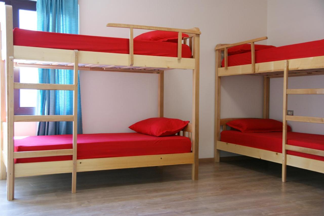 The Golden Rooster Hostel Tiranë Ngoại thất bức ảnh