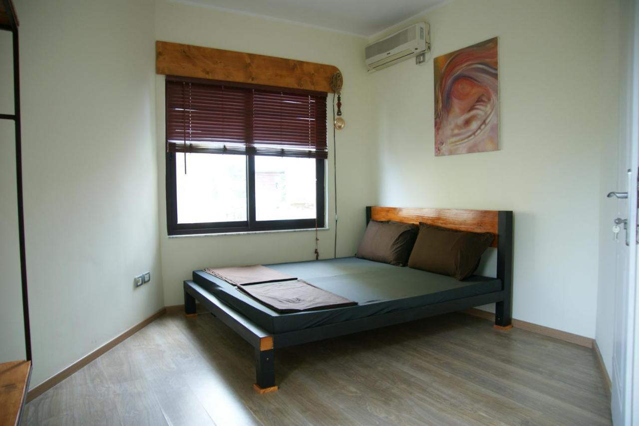 The Golden Rooster Hostel Tiranë Ngoại thất bức ảnh