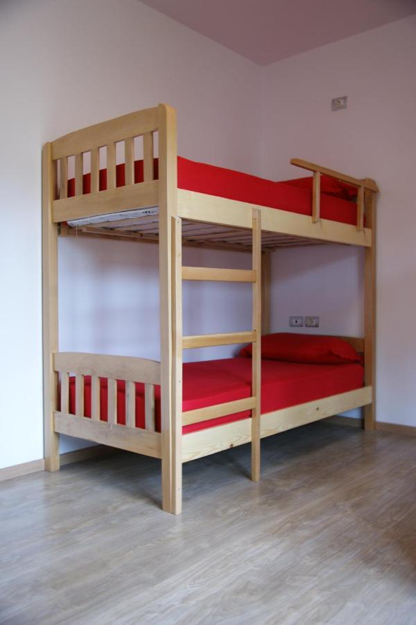 The Golden Rooster Hostel Tiranë Ngoại thất bức ảnh