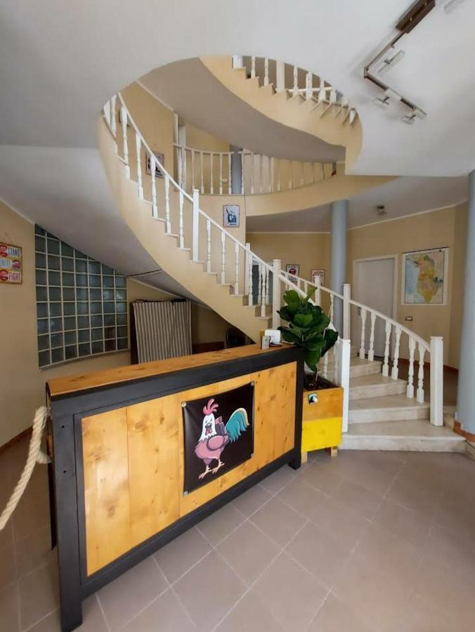 The Golden Rooster Hostel Tiranë Ngoại thất bức ảnh