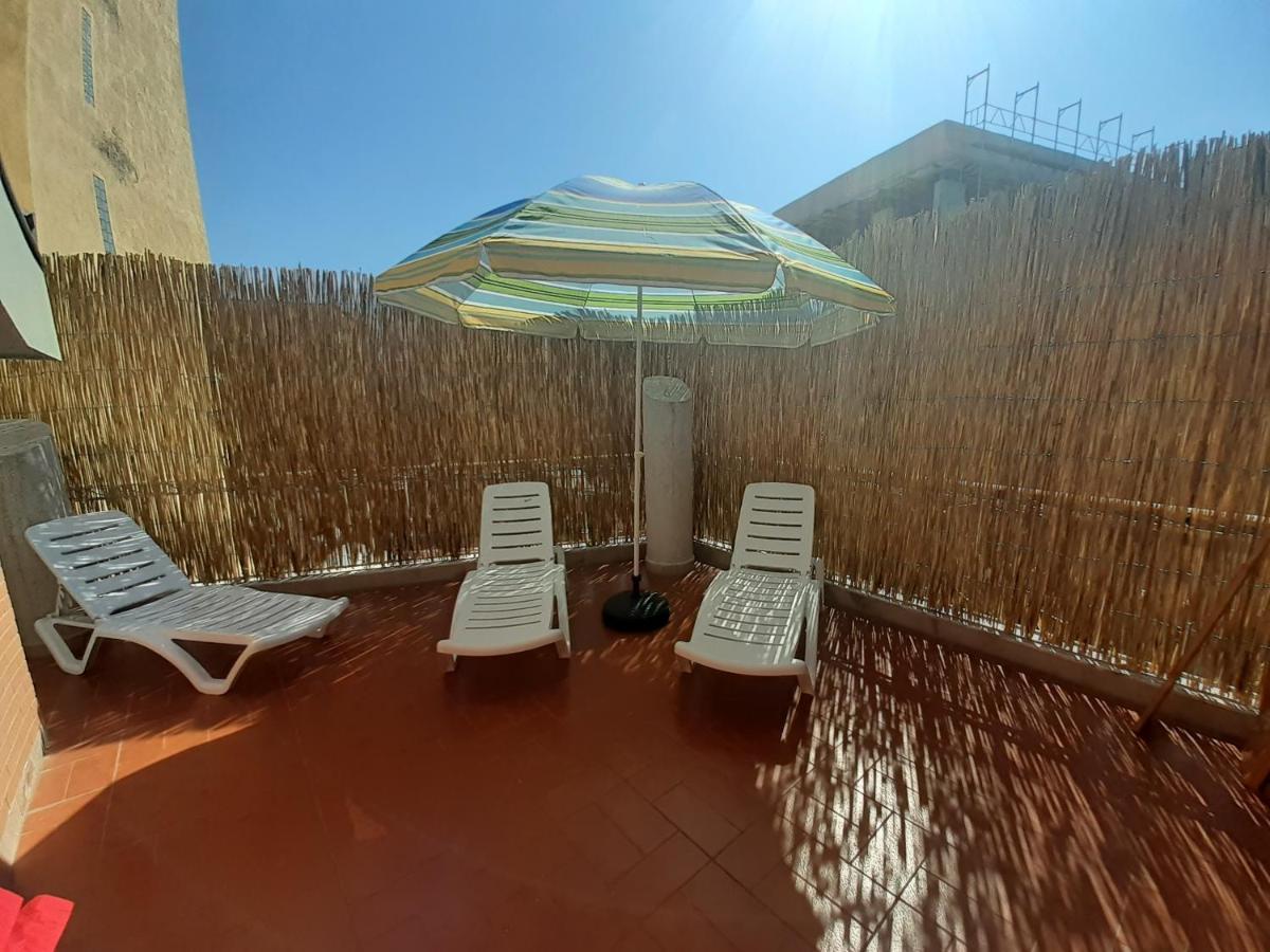 The Golden Rooster Hostel Tiranë Ngoại thất bức ảnh