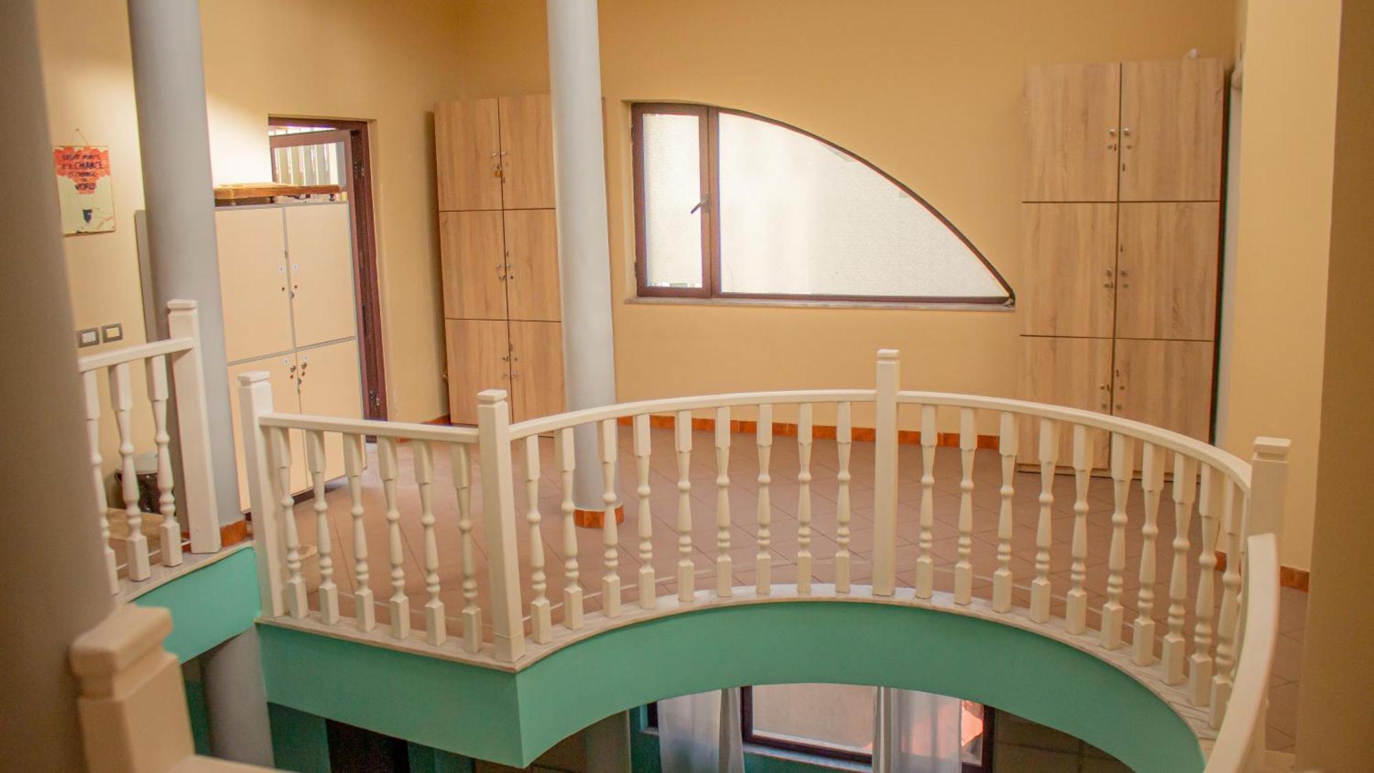 The Golden Rooster Hostel Tiranë Ngoại thất bức ảnh