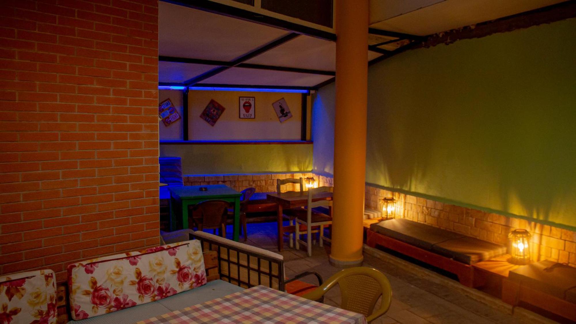 The Golden Rooster Hostel Tiranë Ngoại thất bức ảnh