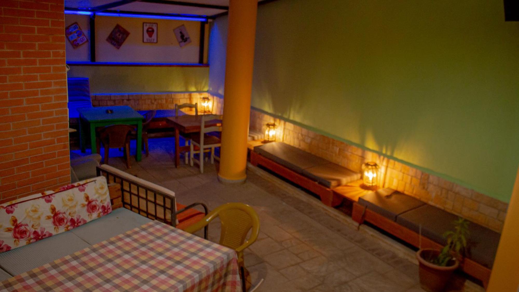 The Golden Rooster Hostel Tiranë Ngoại thất bức ảnh