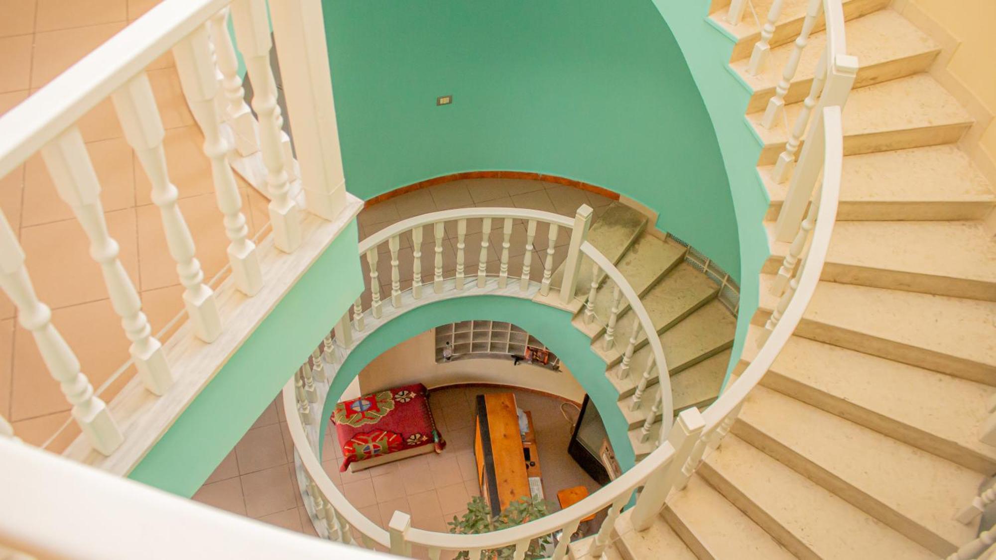 The Golden Rooster Hostel Tiranë Ngoại thất bức ảnh