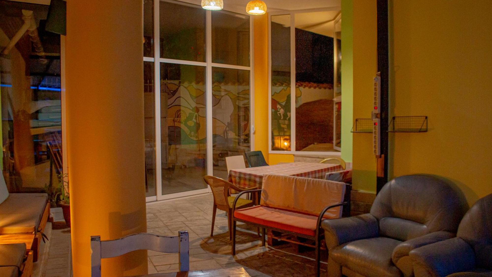 The Golden Rooster Hostel Tiranë Ngoại thất bức ảnh