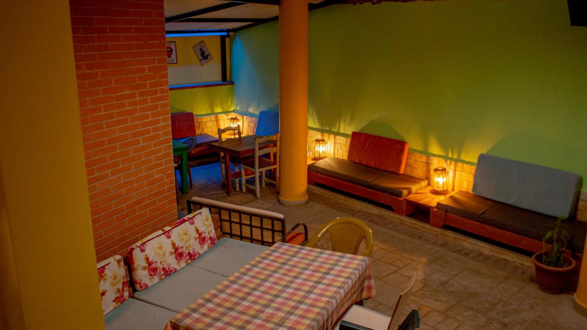 The Golden Rooster Hostel Tiranë Ngoại thất bức ảnh
