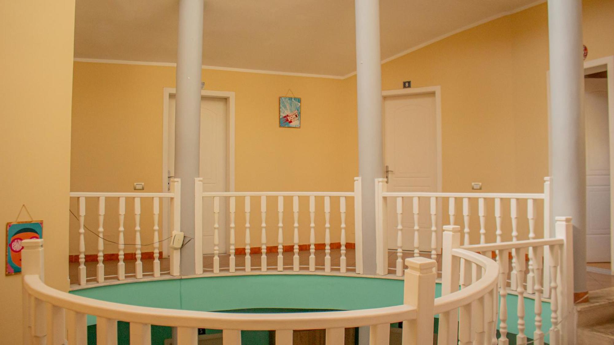 The Golden Rooster Hostel Tiranë Ngoại thất bức ảnh