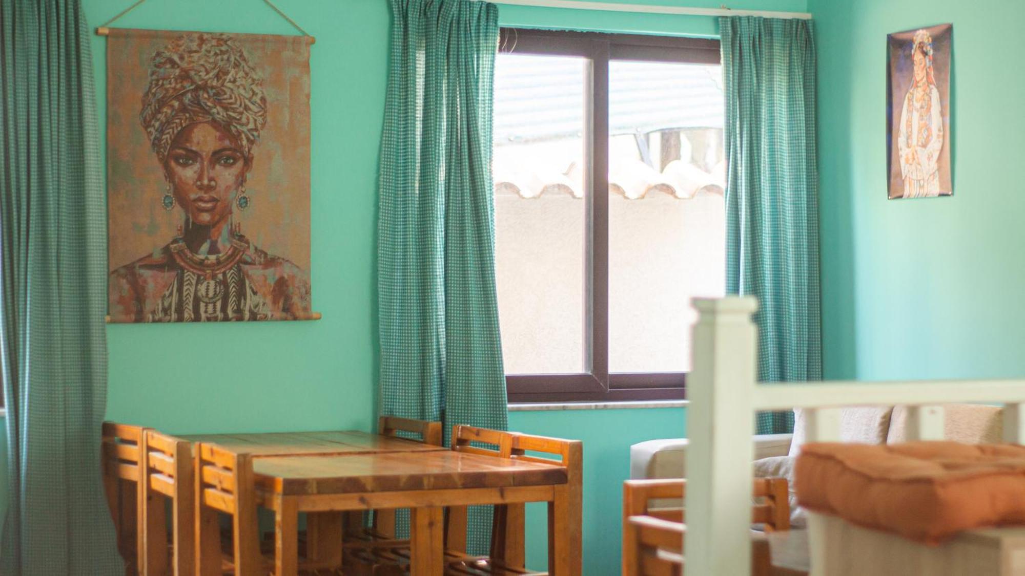 The Golden Rooster Hostel Tiranë Ngoại thất bức ảnh
