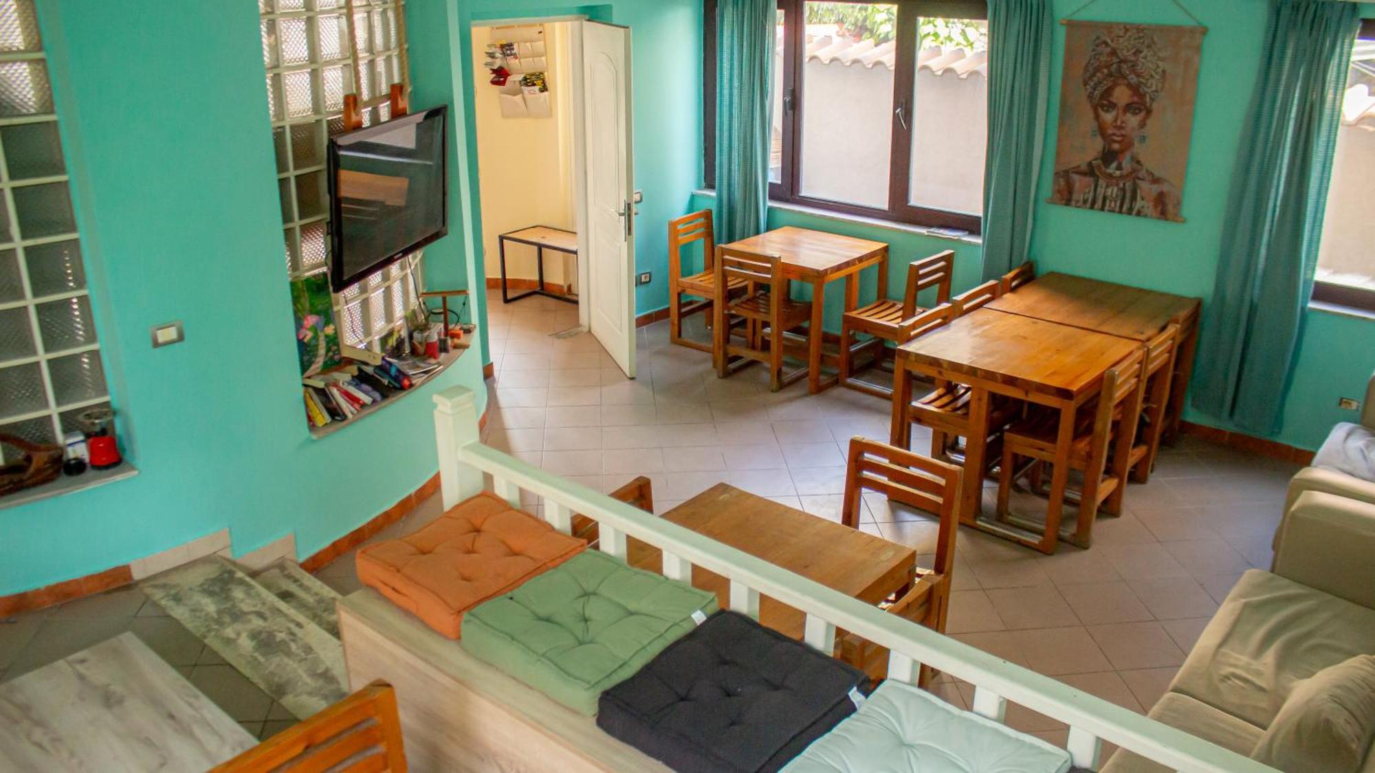 The Golden Rooster Hostel Tiranë Ngoại thất bức ảnh