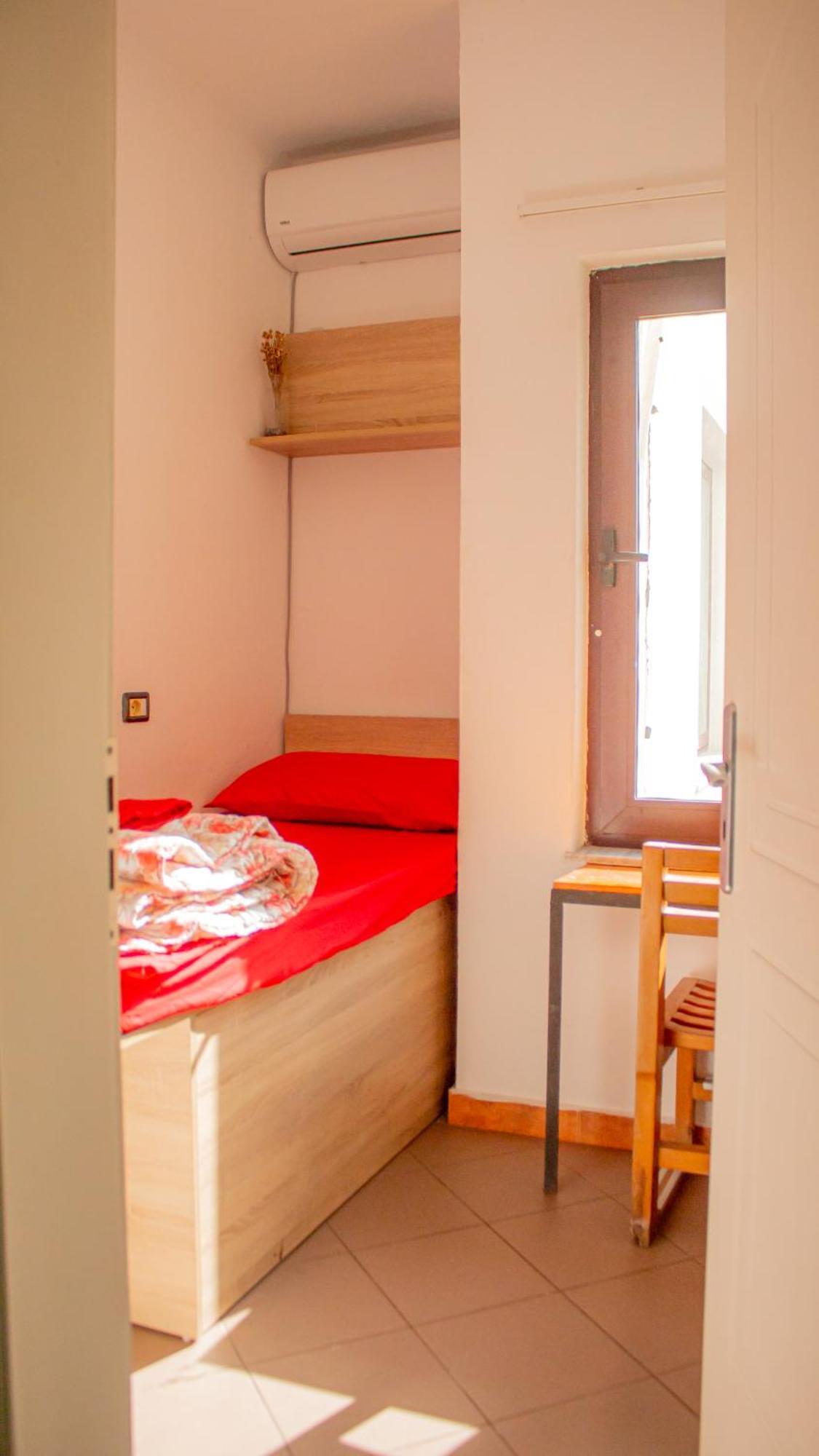 The Golden Rooster Hostel Tiranë Ngoại thất bức ảnh