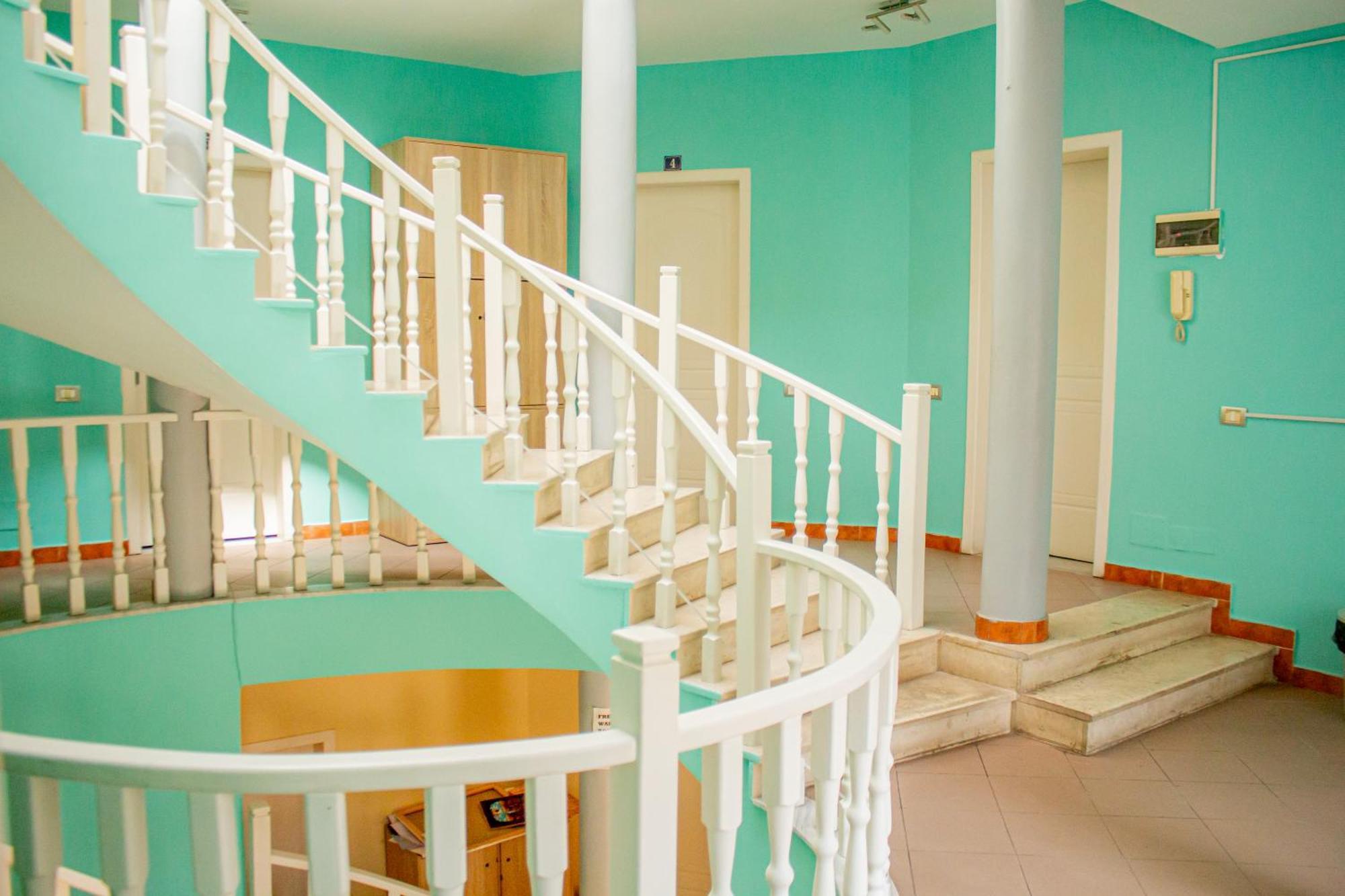 The Golden Rooster Hostel Tiranë Ngoại thất bức ảnh