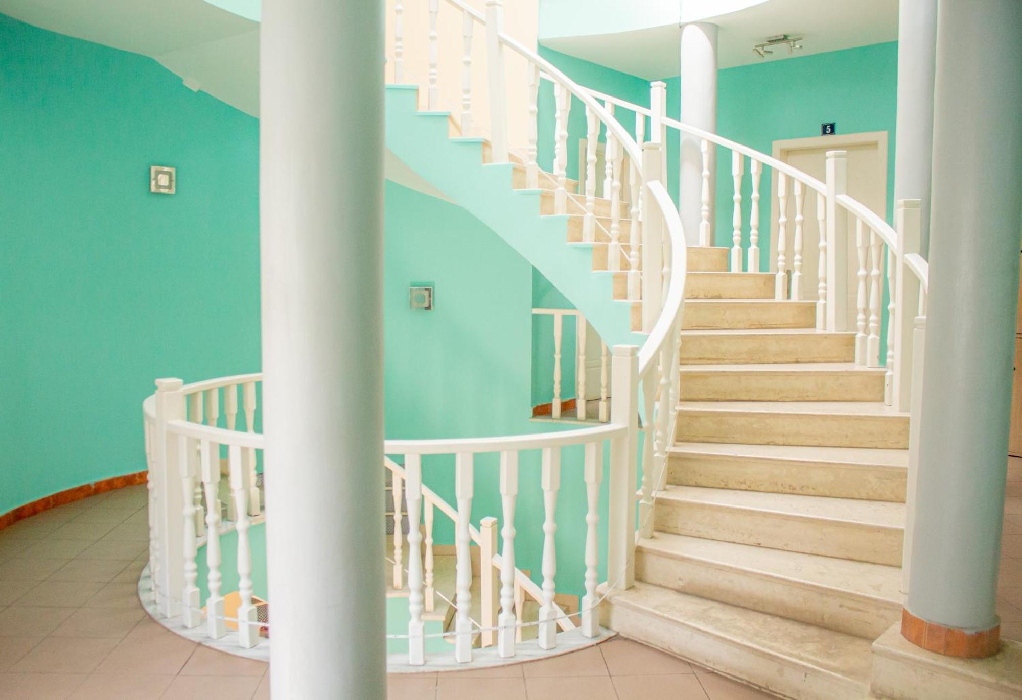 The Golden Rooster Hostel Tiranë Ngoại thất bức ảnh