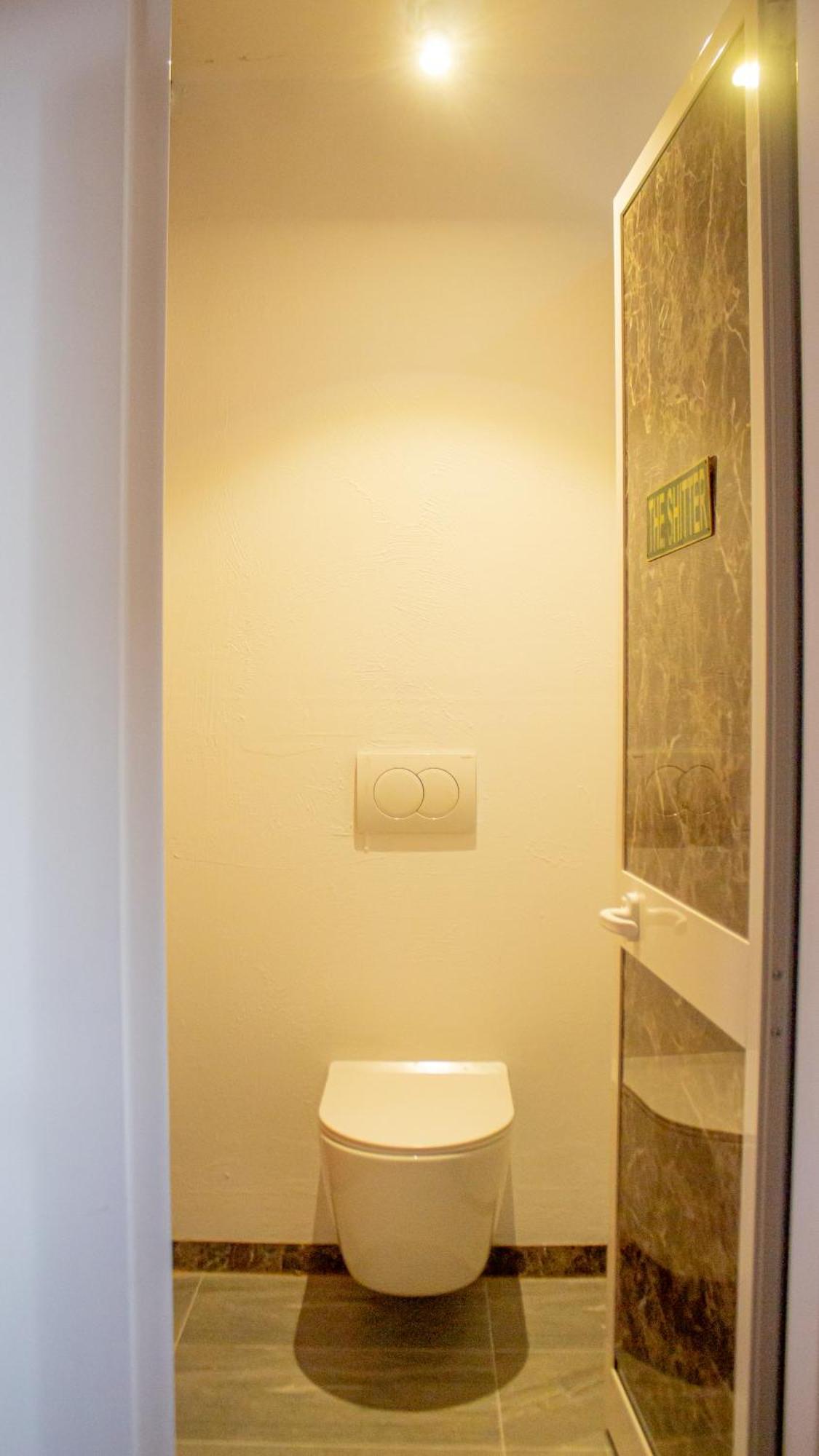 The Golden Rooster Hostel Tiranë Ngoại thất bức ảnh